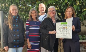 Volksschule Enns erhält Auszeichnung für Naturgarten