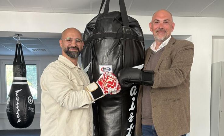 Valenton Cukaj (l.) mit Stadtrat Peter Gattringer. (Foto: Verein KSV Thaikibo Linz)
