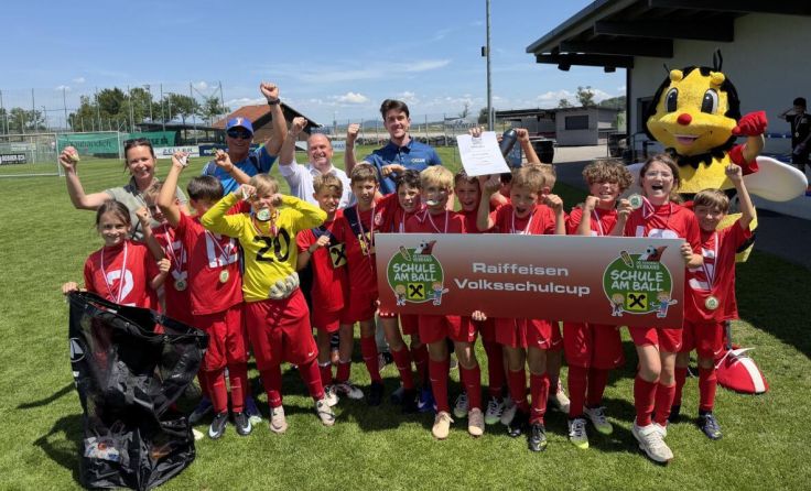 Die Volksschule St. Florian feiert ihren Sieg beim Bezirkscup in Ansfelden. (Foto: VS St. Florian)