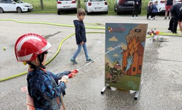 Kinder erleben Feuerwehr hautnah in Pasching