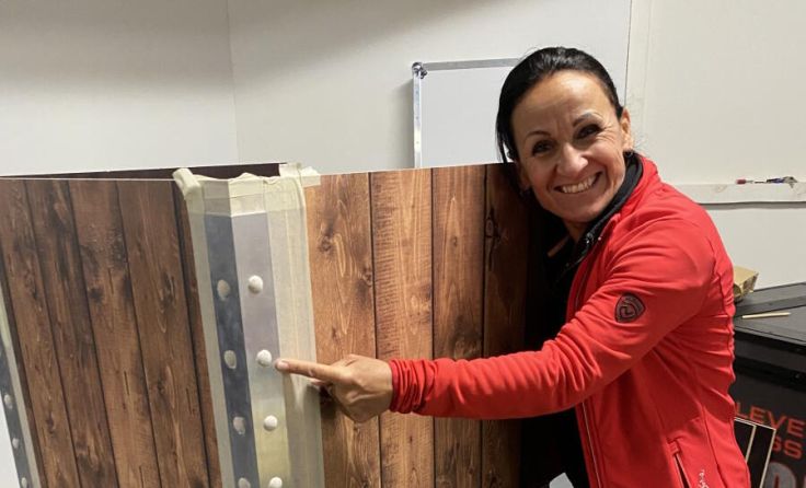 Claudia präsentiert die Box, die im Mittelpunkt der neuen Schwerter-Illusion steht. (Foto: Späth)