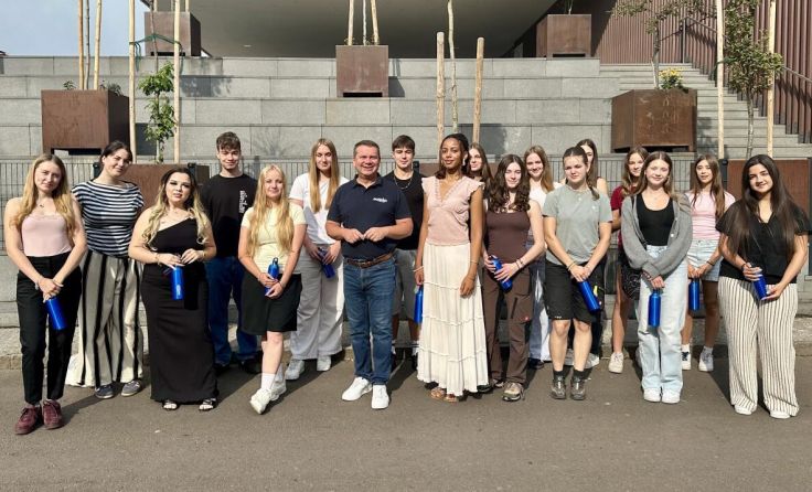 Bgm. Christian Partoll inmitten der Praktikanten des Juli-Turnus (Foto: Stadtgemeinde Ansfelden)