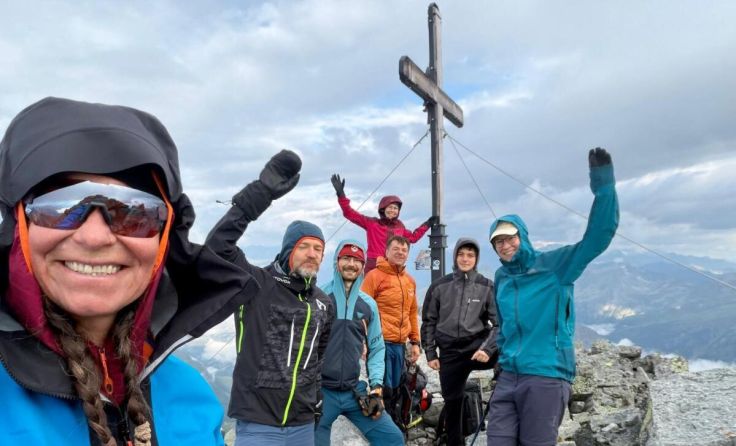 Mitglieder des Alpenvereins Neugablonz-Enns feiern den Gipfelsieg. (Foto: Alpenverein Enns)