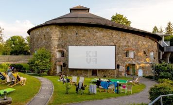 Sommerkino unter freiem Himmel im idyllschen Garten des Turms 9
