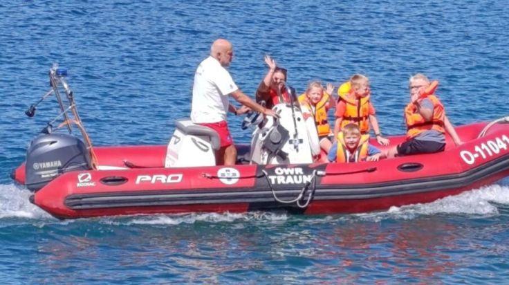 Ofteringer Kinder erleben Polizei und Wasserrettung aus nächster Nähe