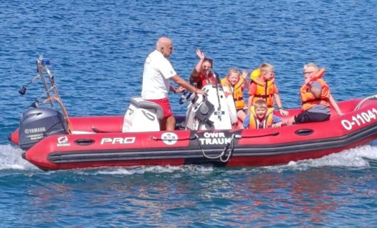 Mit dem Einsatzboot der Wasserrettung am Oedter See (Foto: Gemeinde Oftering)