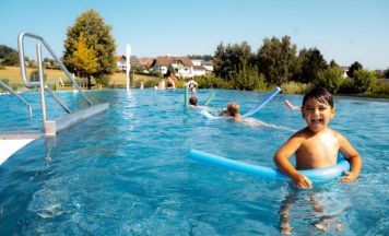 Kinder lernen in Linz-Land sicher schwimmen
