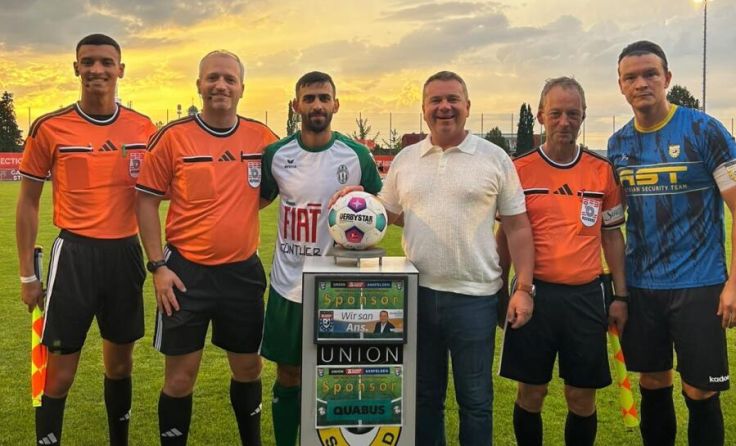 Bürgermeister Partoll beim Ehrenanstoß (Foto: Stadt Ansfelden)