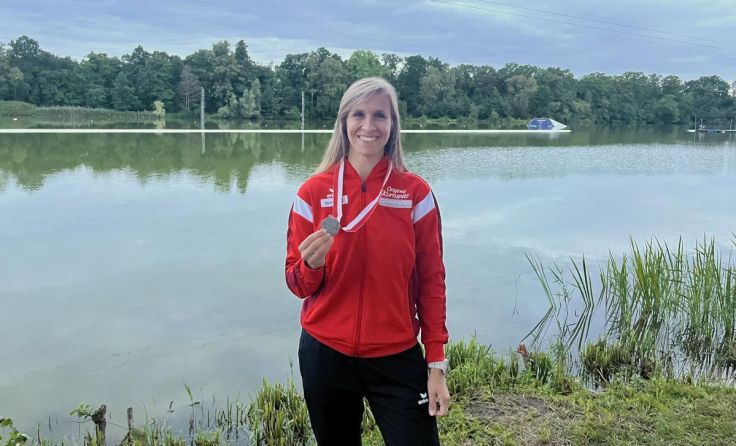 Nadine Schall präsentiert stolz ihre Silbermedaille. (Foto: privat)