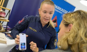 Coffee with Cops: Polizei und Bank warnen in Enns vor Betrug