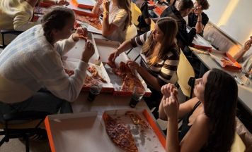 Ofterings Jugend bringt bei Pizza ihre Wünsche ein