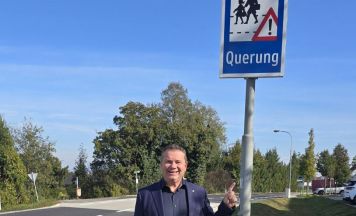 Neue Achtung-Querung-Schilder in Ansfelden erhöhen Sicherheit