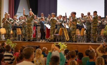 Militärmusik lässt Ennser Volksschüler dirigieren
