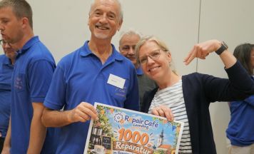 Gewessler gratuliert Repair Café Leonding zur 1.000. Reparatur