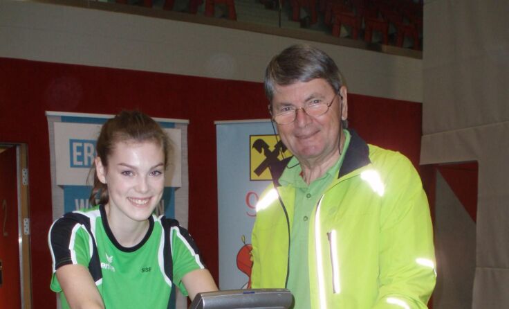 Schülerin Simone Graml (li.) mit Kurt Steiner vom Ergo School Race Team