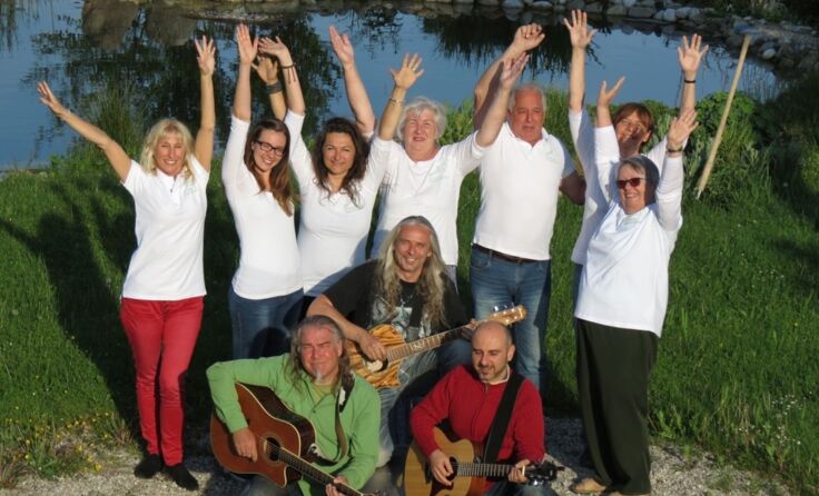 Das gesamte Team des Attersee-Friedensfests mit Organisatorin Sigrid Bergmann (4. v. re.)