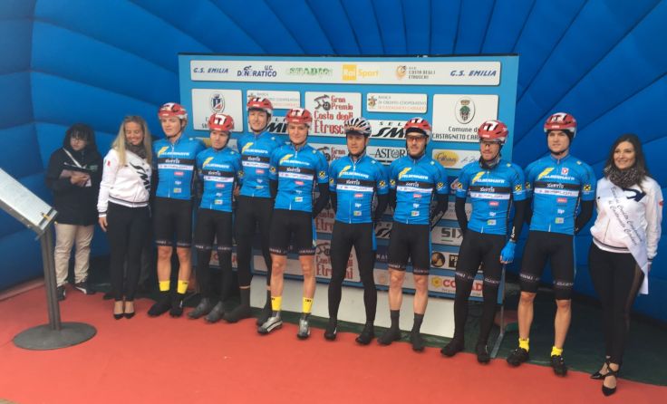Das Team Felbermayr Simplon Wels bei der Teampräsentation in der Toskana