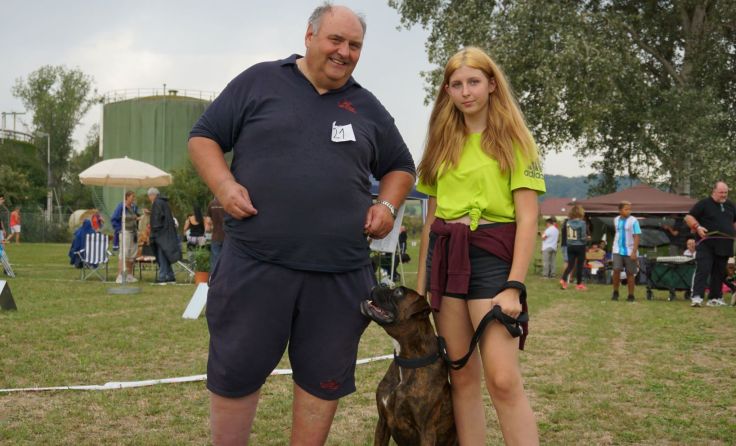 Konrad Gutlederer und Natalie Kremayr mit dem Boxer-Rüden "Lester". (Foto: privat)