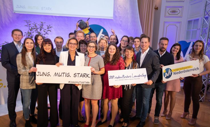 Bezirks-JVP mit dem neuen Präsidium und Ehrengästen. (Foto: JVP)