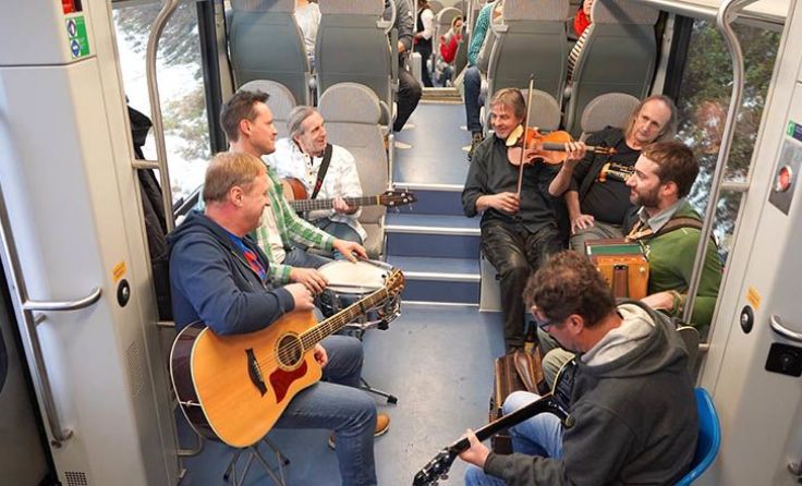 Im Zug spielte die Band Opfekompott aus dem Pielachtal live auf. (Foto: Opfekompott)