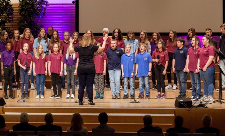 Der Chor der NMS Stift Zwettl mit Chorleiterin Karin Knotzer, Foto: Landesregierung NÖ