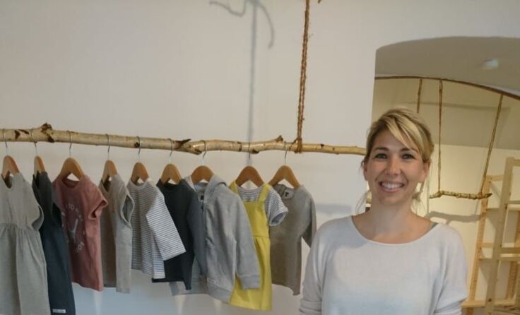 Katrin Gatterbauer hat bereits die Ware eingeräumt. Foto: Bolomsky