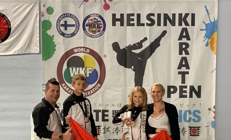Bildmitte: Fabio und Lisa Puhr auf Erfolgskurs; Foto: Mukin Shori USV Shotokan Karate