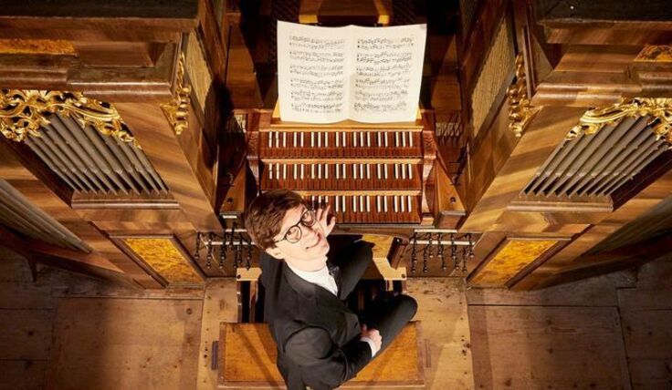 Marco Paolacci an der Egedacher-Orgel; Foto: Schewig Fotodesign