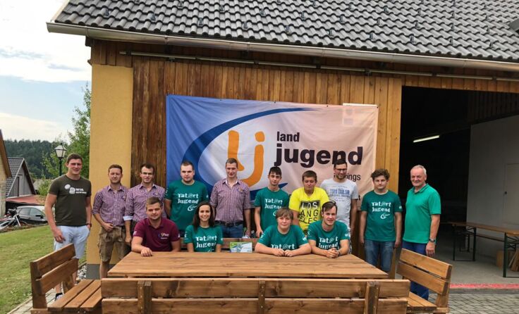 Die Landjugend Jahrings mit der neu erschaffenen Sitzgarnitur; Fotos: LJ Jahrings