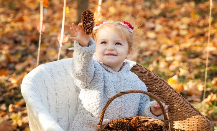 mit selbst gesammelten Naturschätzen die Kreativität von Kindern fördern; Fotocredit: Fotolia