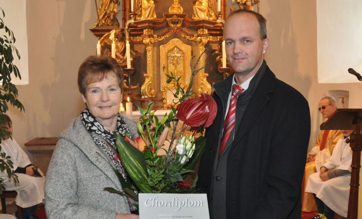 Martin Hahn bedankte sich bei Maria Haas für 40-Jahre an der Orgel. Fotos: Franz Kitzler