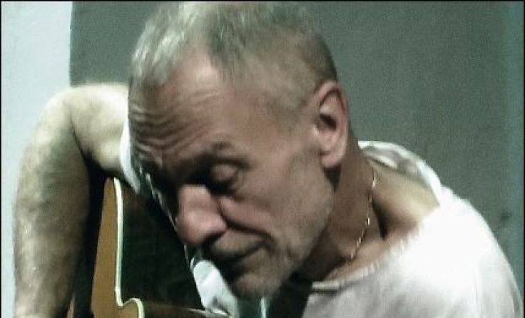 Ersetzt mit seiner Gitarre locker ein Orcester: Peter Ratzenbeck; Foto: blaugelbe Galerie