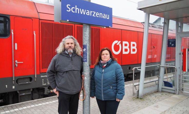 Martin Litschauer und Silvia Moser am Bahnhof Schwarzenau; Foto: Die Grünen NÖ