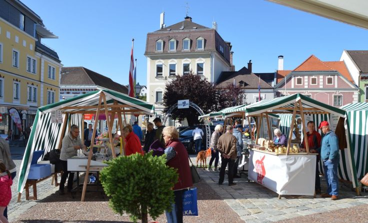 Neu sind handgeknüpfte Halsbänder für Vierbeiner. Foto: WTM