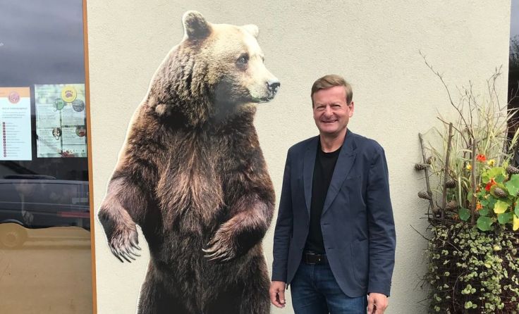 Gottfried Waldhäusl freut sich über die tiergerechte Haltung der Bären in Arbesbach. Foto: FPÖ