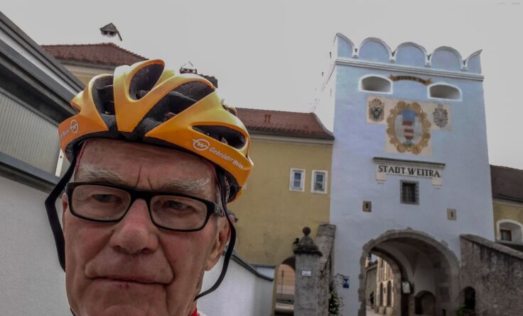 Herbert Lackner beim Studium der Strecke beim Stadttor in Weitra; Foto: Lackner