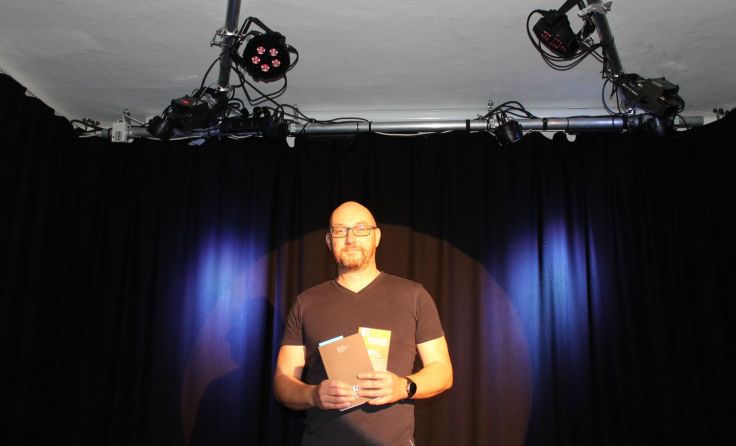 Erwin van Dijk verfasste auch das Buch „Spuren“ zum Museum. Foto: Tips
