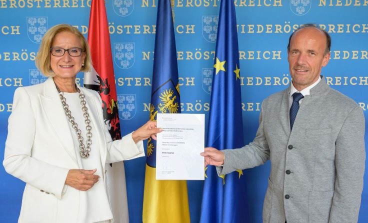 Johanna Mikl-Leitner überreicht Stamtios Dourakas die Auszeichnung. Foto: NLK Burchhart