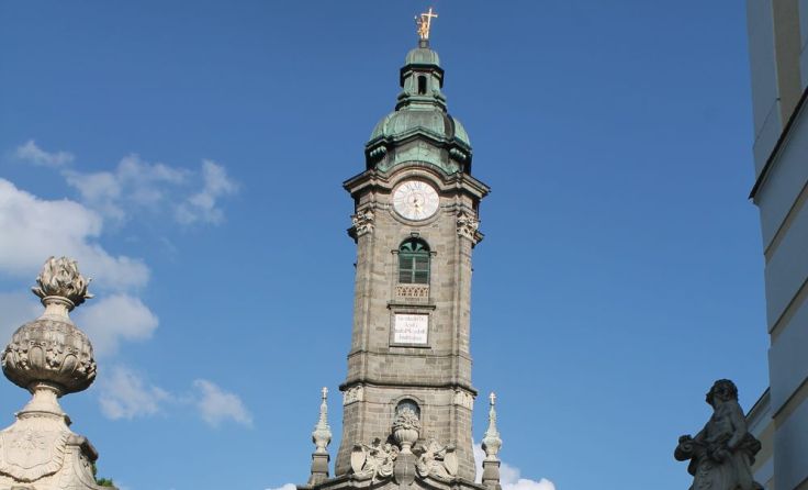 Die granitgraue Turmfassade der Stiftskirche ist als Wahrzeichen weithin sichtbar. Foto: Tips