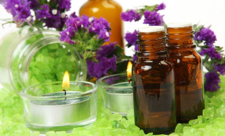 Das Einsatzgebiet von ätherischen Ölen ist breit gefächert. Foto: Elena Itsenko/Shutterstock.com