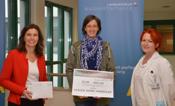 Birgit Stoifl (Bildmitte) vom Verein freut sich über den Betrag. Foto: Ferien ohne Handicap