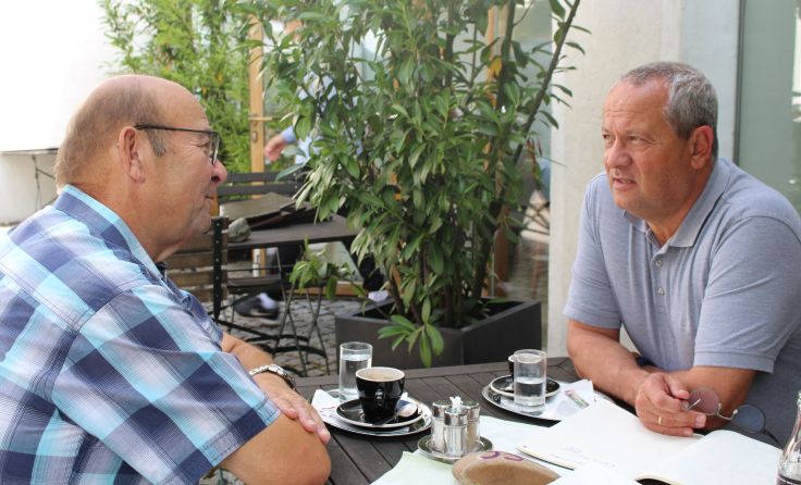 Wolfgang Stanek (r.) im Gespräch mit dem neuen Bezirksleiter Werner Hellrigl Foto: OÖVP Linz Land