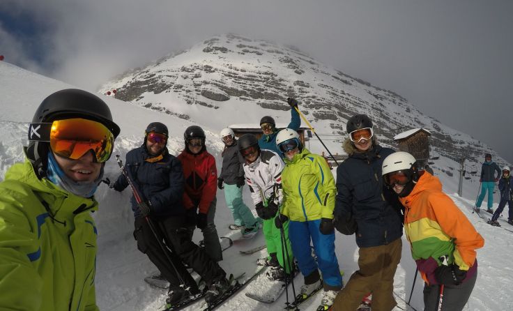 Die Sportler haben Spaß beim gemeinsamen Schifahren auf der Wurzeralm. Foto: Klaus Froschauer