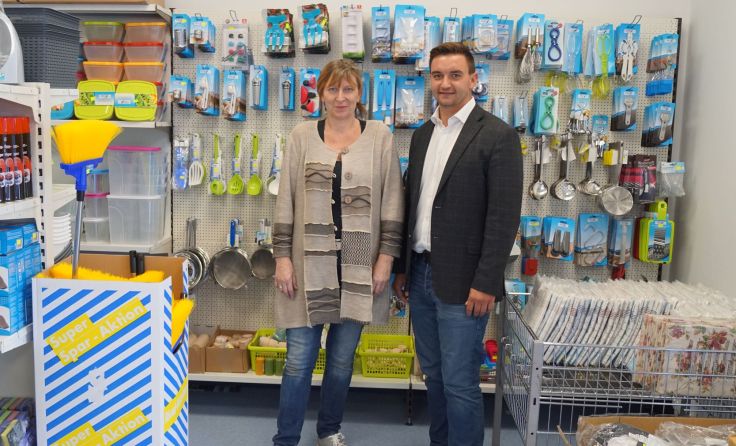 Geschäftsführerin Gabriele Kneidinger freut sich mit Karl-Heinz Koll. Foto: Stadtmarketing Traun