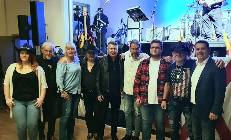 Vizebürgermeister Partoll (re.) freute sich mit der Countryband Steelback. Foto: Partoll