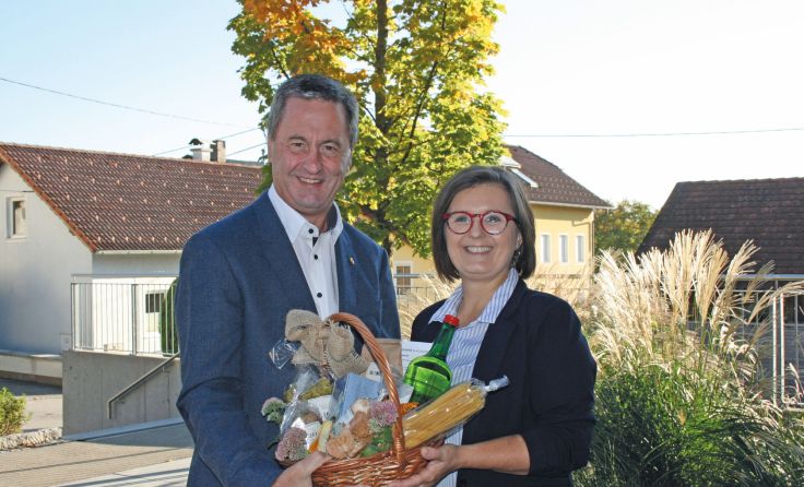 Bürgermeister Templ heißt Elisabeth Brunnmayr mit einem Geschenkskorb willkommen. 