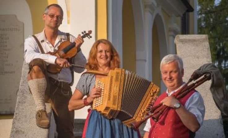 Die musikalische Gruppe freut sich auf den Auftritt. Foto: Ansfeldner Tanzlmusi