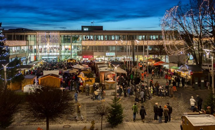 In der Vorweihnachtszeit verwandelt sich der Stadtplatz in einen Adventmarkt. Foto: Cityfoto/Skledar