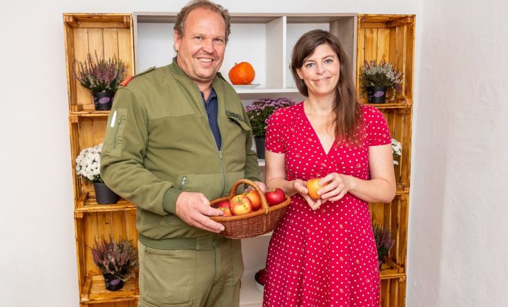 Feuerwehrkommandant Roland Zoitl freut sich mit der Inhaberin Heike Leindecker. Foto: ab-photo.at