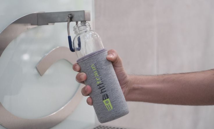 Mit Trinkflaschen aus Glas für alle Schüler soll Plastikmüll reduziert werden. Foto: HTL Traun